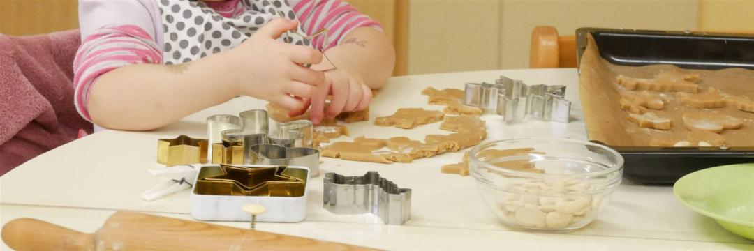 Kindergartenkind sticht Plätzchen aus 
