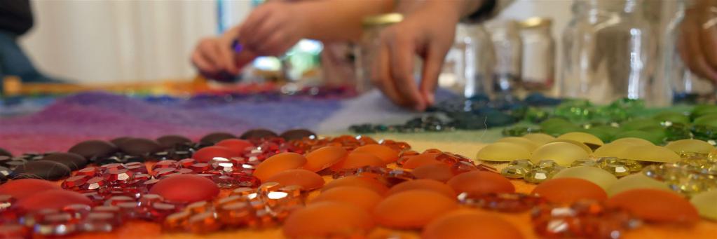 Muggelsteine in Regenbogenfarben Freispiel im Kindergarten